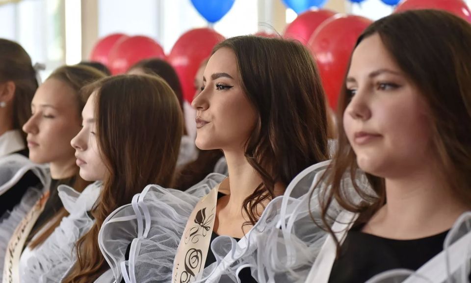В школах Барнаула прозвенели последние звонки В школах Барнаула прозвенели последние звонки