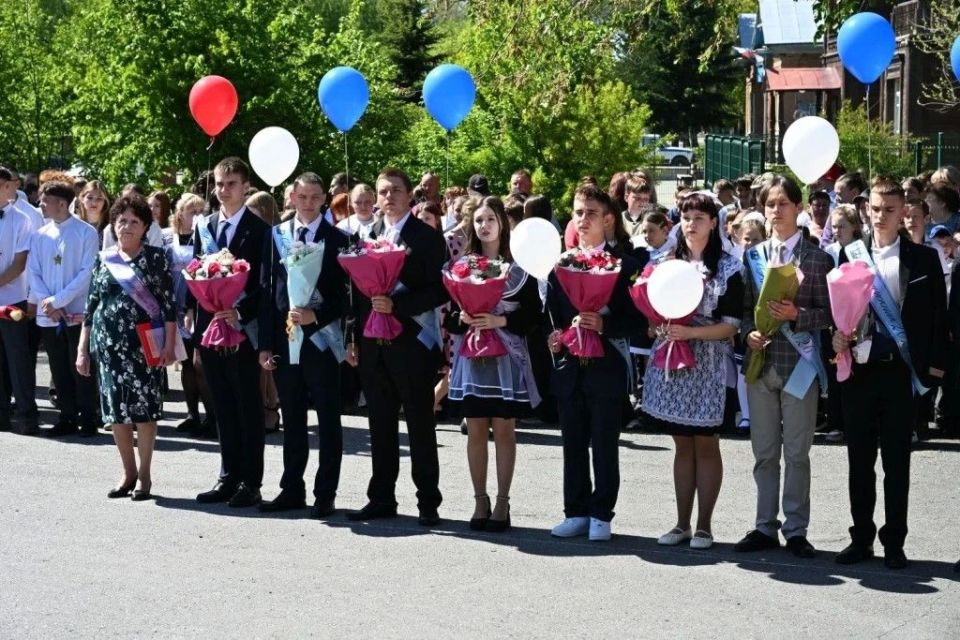 В добрый путь! Александр Романенко поздравил курьинских 11-классников с окончанием школы В добрый путь! Александр Романенко поздравил курьинских 11-классников с окончанием школы