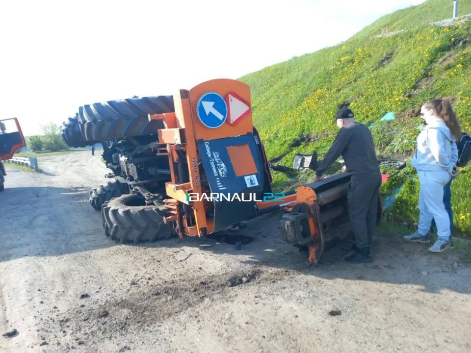 Трактор сорвался со склона и перевернулся возле Нового моста в Барнауле