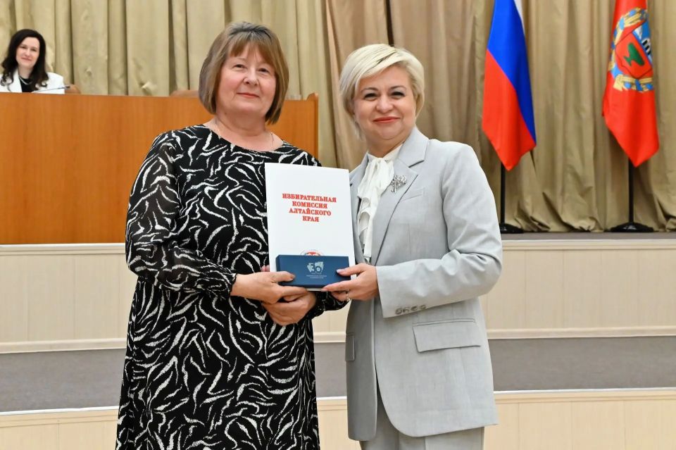 Почетными грамотами Крайизбиркома награждены председатели территориальных комиссий Почетными грамотами Крайизбиркома награждены председатели территориальных комиссий