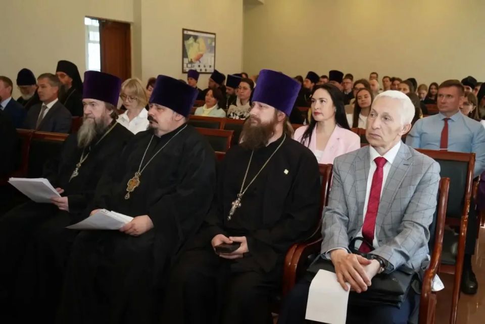 В Год единства народов России в Алтайском крае прошло пленарное заседание, посвященное Дню славянской письменности и культуры В Год единства народов России в Алтайском крае прошло пленарное заседание, посвященное Дню славянской письменности и культуры