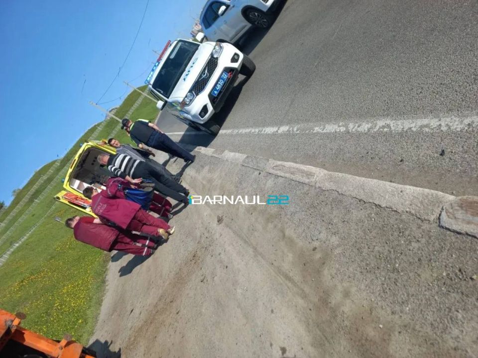 Трактор сорвался со склона и перевернулся возле Нового моста в Барнауле Трактор сорвался со склона и перевернулся возле Нового моста в Барнауле