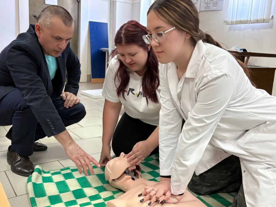 В городской больнице № 2 Бийска продолжается обучение сотрудников навыкам оказания первой помощи в рамках регионального проекта «Готов к санитарной обороне»