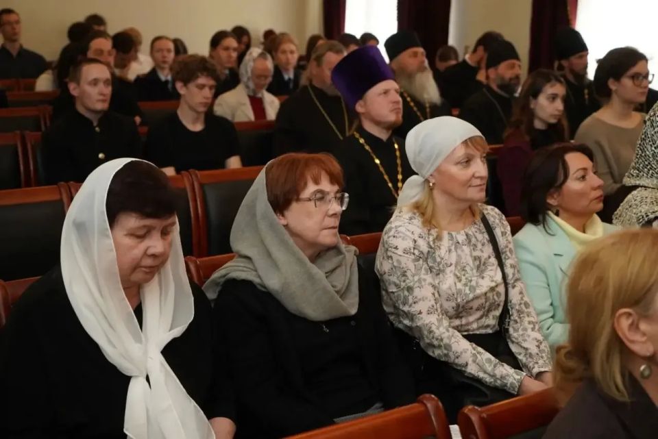 В Год единства народов России в Алтайском крае прошло пленарное заседание, посвященное Дню славянской письменности и культуры В Год единства народов России в Алтайском крае прошло пленарное заседание, посвященное Дню славянской письменности и культуры
