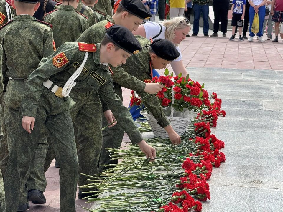 День пограничника к Мемориалу Славы в Барнауле возложили цветы День пограничника к Мемориалу Славы в Барнауле возложили цветы