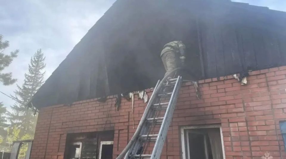 В результате пожара в Бийске в частном жилом доме получил травмы мужчина
