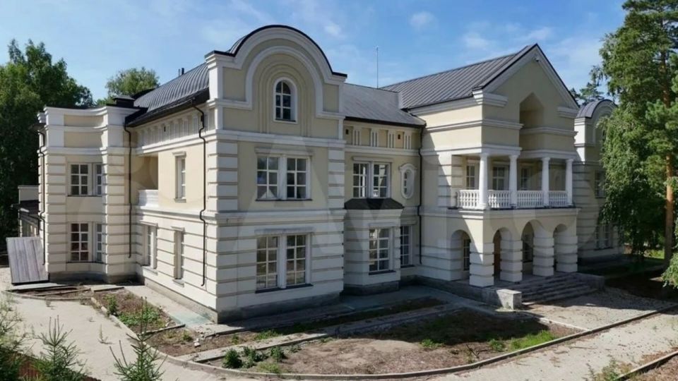 Королевскую резиденцию с греческими колоннами на Алтае продают за 790 млн рублей Королевскую резиденцию с греческими колоннами на Алтае продают за 790 млн рублей