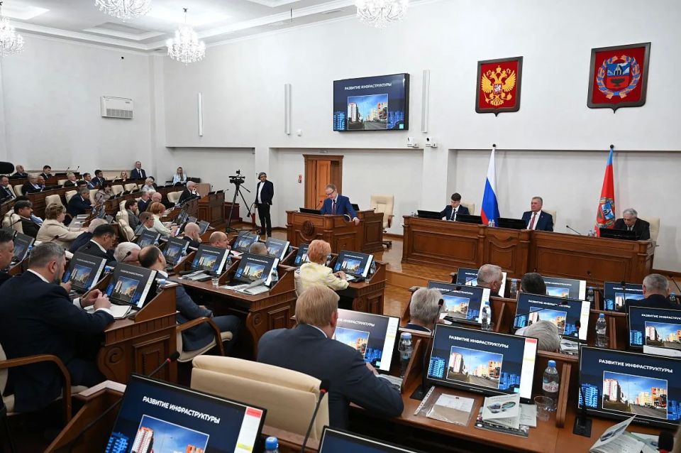 Губернатор Алтайского края Виктор Томенко выступил перед депутатами АКЗС с докладом об итогах деятельности в 2025 году