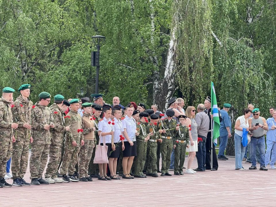 День пограничника к Мемориалу Славы в Барнауле возложили цветы