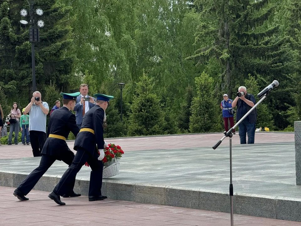 День пограничника к Мемориалу Славы в Барнауле возложили цветы День пограничника к Мемориалу Славы в Барнауле возложили цветы