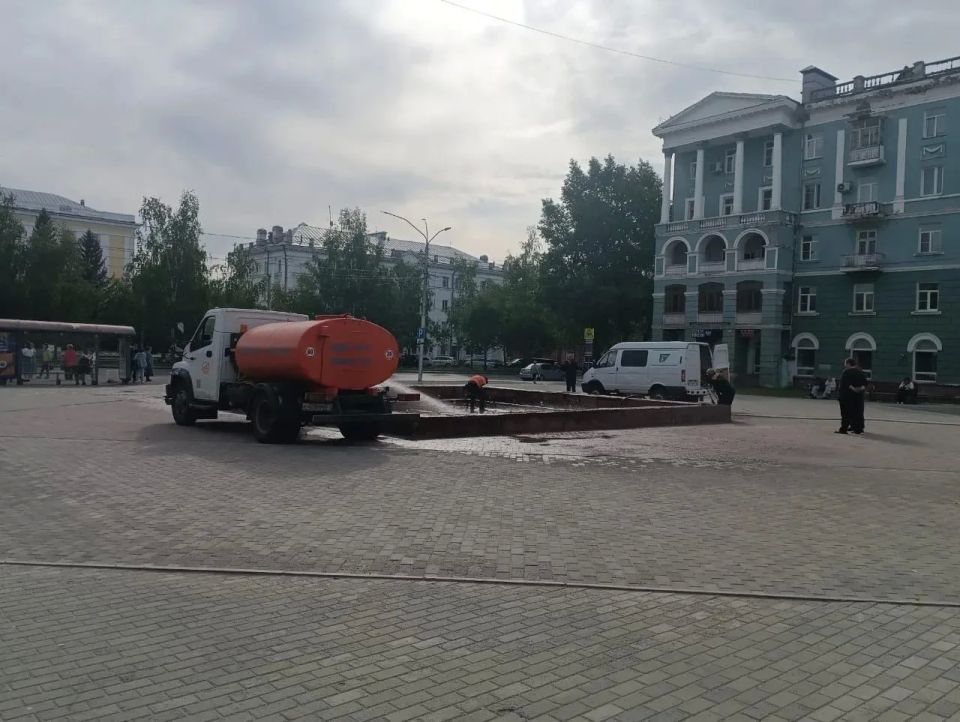 После нашего сюжета о благоустройстве площади у бывшего кинотеатра «Россия» городские службы взялись за очистку чаши фонтана и гигиенические мероприятия После нашего сюжета о благоустройстве площади у бывшего кинотеатра «Россия» городские службы взялись за очистку чаши фонтана и гигиенические мероприятия