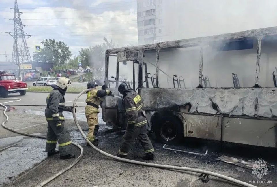 Маршрутный автобус с пассажирами загорелся в Бийске