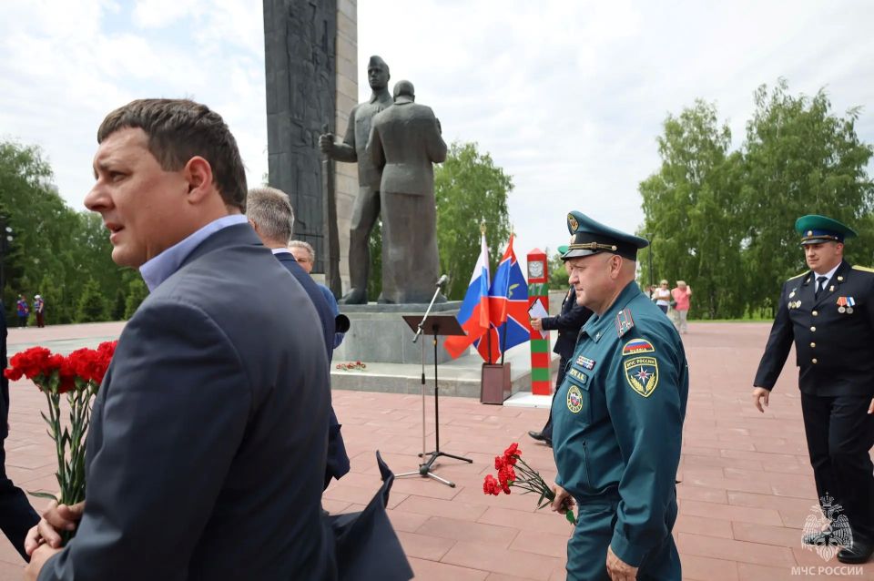 Сегодня, 28 мая, на Мемориале Славы в Барнауле прошел митинг и возложение цветов в честь Дня пограничника Сегодня, 28 мая, на Мемориале Славы в Барнауле прошел митинг и возложение цветов в честь Дня пограничника