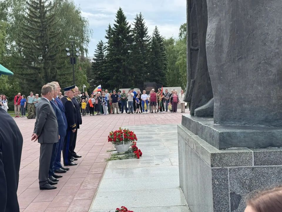 День пограничника к Мемориалу Славы в Барнауле возложили цветы День пограничника к Мемориалу Славы в Барнауле возложили цветы