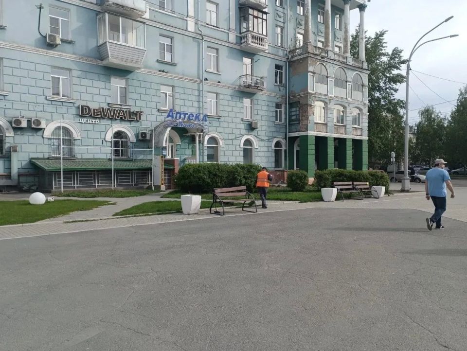После нашего сюжета о благоустройстве площади у бывшего кинотеатра «Россия» городские службы взялись за очистку чаши фонтана и гигиенические мероприятия