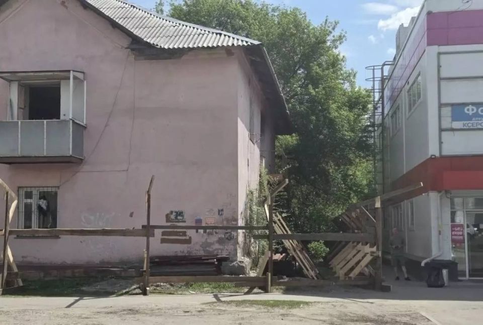 Первый аварийный дом в рамках реновации Потока готовят к сносу в Барнауле Первый аварийный дом в рамках реновации Потока готовят к сносу в Барнауле