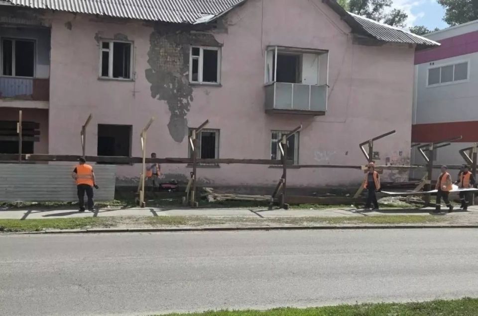 Первый аварийный дом в рамках реновации Потока готовят к сносу в Барнауле Первый аварийный дом в рамках реновации Потока готовят к сносу в Барнауле