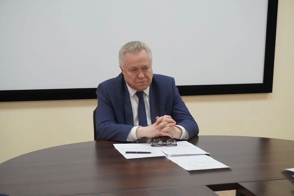 В Барнауле обсудили детали капитального ремонта еще одной городской школы В Барнауле обсудили детали капитального ремонта еще одной городской школы