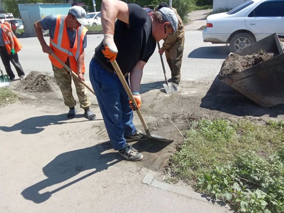 Продолжаются работы по весенне-летнему содержанию улично-дорожной сети города Продолжаются работы по весенне-летнему содержанию улично-дорожной сети города