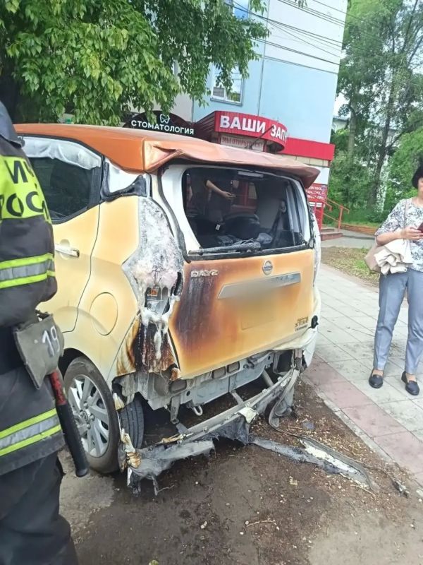 Из-за сгоревшей маршрутки в Бийске пострадало еще два автомобиля Из-за сгоревшей маршрутки в Бийске пострадало еще два автомобиля