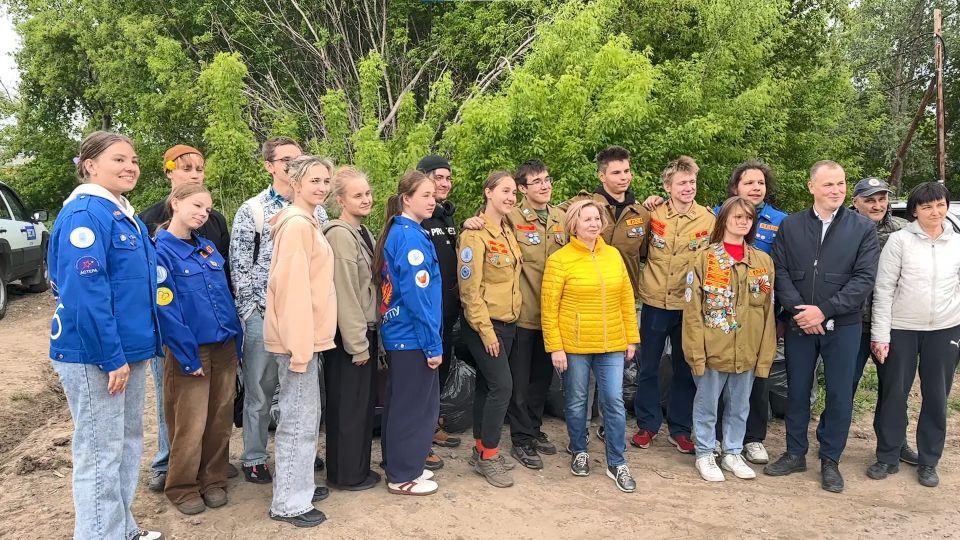 Барнаульские студенты вышли на уборку берега реки Пивоварки