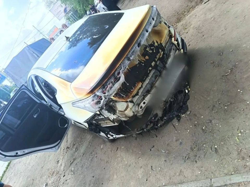 Из-за сгоревшей маршрутки в Бийске пострадало еще два автомобиля Из-за сгоревшей маршрутки в Бийске пострадало еще два автомобиля