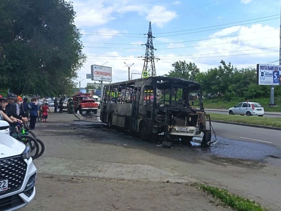 Из-за сгоревшей маршрутки в Бийске пострадало еще два автомобиля Из-за сгоревшей маршрутки в Бийске пострадало еще два автомобиля