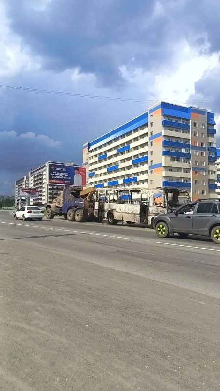 Из-за сгоревшей маршрутки в Бийске пострадало еще два автомобиля Из-за сгоревшей маршрутки в Бийске пострадало еще два автомобиля