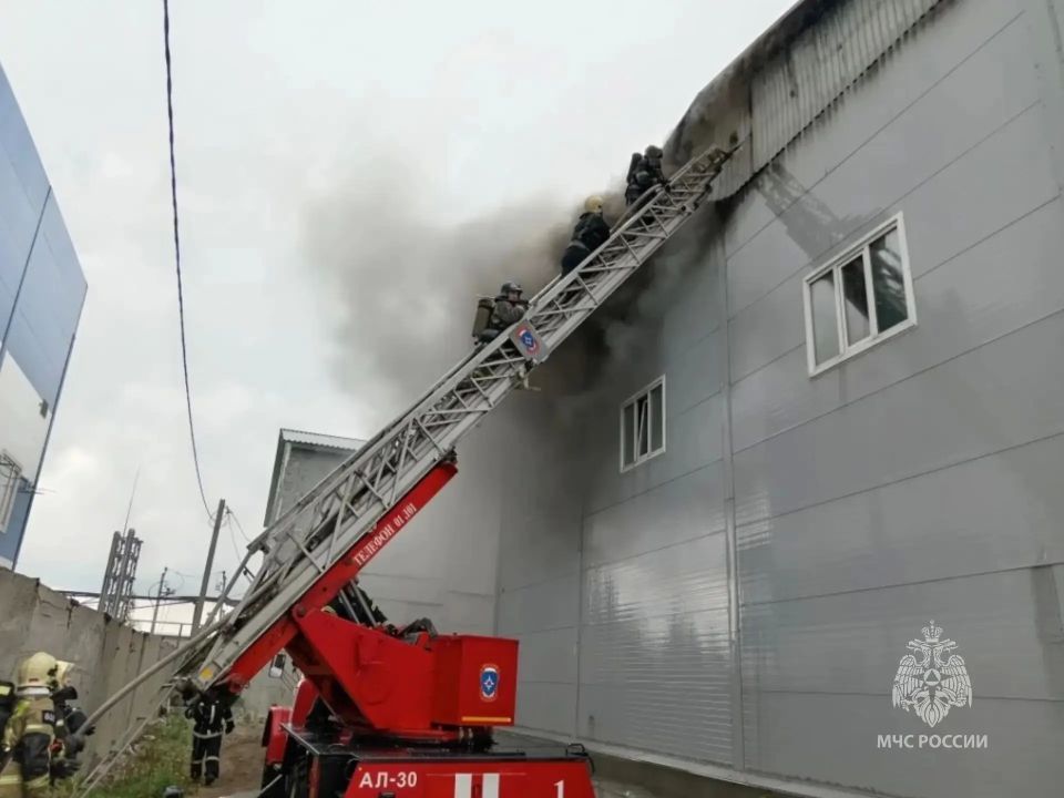Пожар в производственном здании тушат в Барнауле