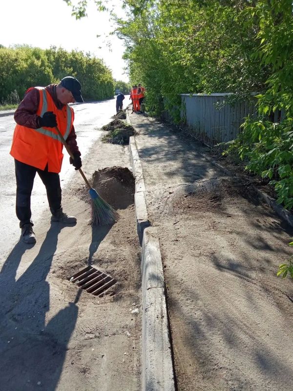 Продолжаются работы по весенне-летнему содержанию улично-дорожной сети города Продолжаются работы по весенне-летнему содержанию улично-дорожной сети города