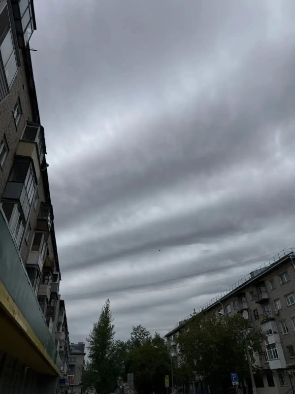 Над Барнаулом редкие волнообразные облака Над Барнаулом редкие волнообразные облака