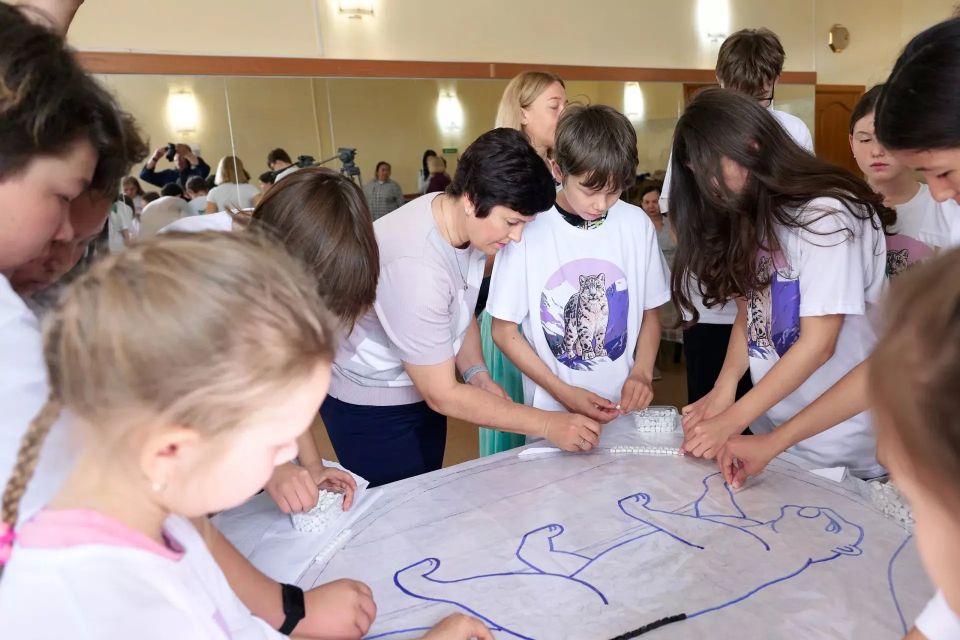 Художники и дети сделали панно со снежным барсом для парка Горно-Алтайска Художники и дети сделали панно со снежным барсом для парка Горно-Алтайска