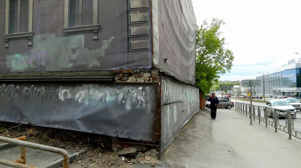 Старинный дом выставили на аукцион в Барнауле за 1 рубль после пожара Старинный дом выставили на аукцион в Барнауле за 1 рубль после пожара