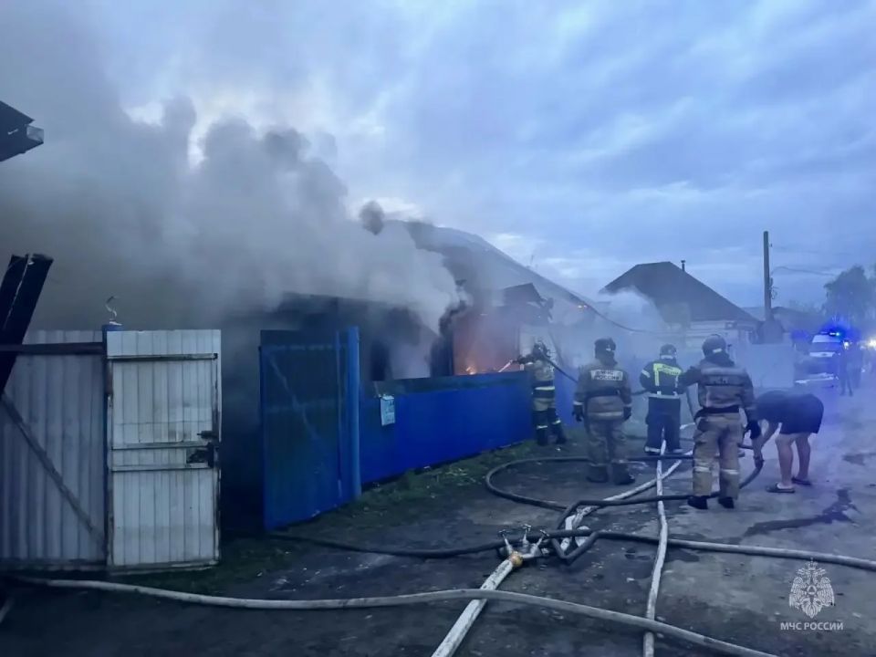 Жилой дом и три надворные постройки загорелись в Бийске Жилой дом и три надворные постройки загорелись в Бийске