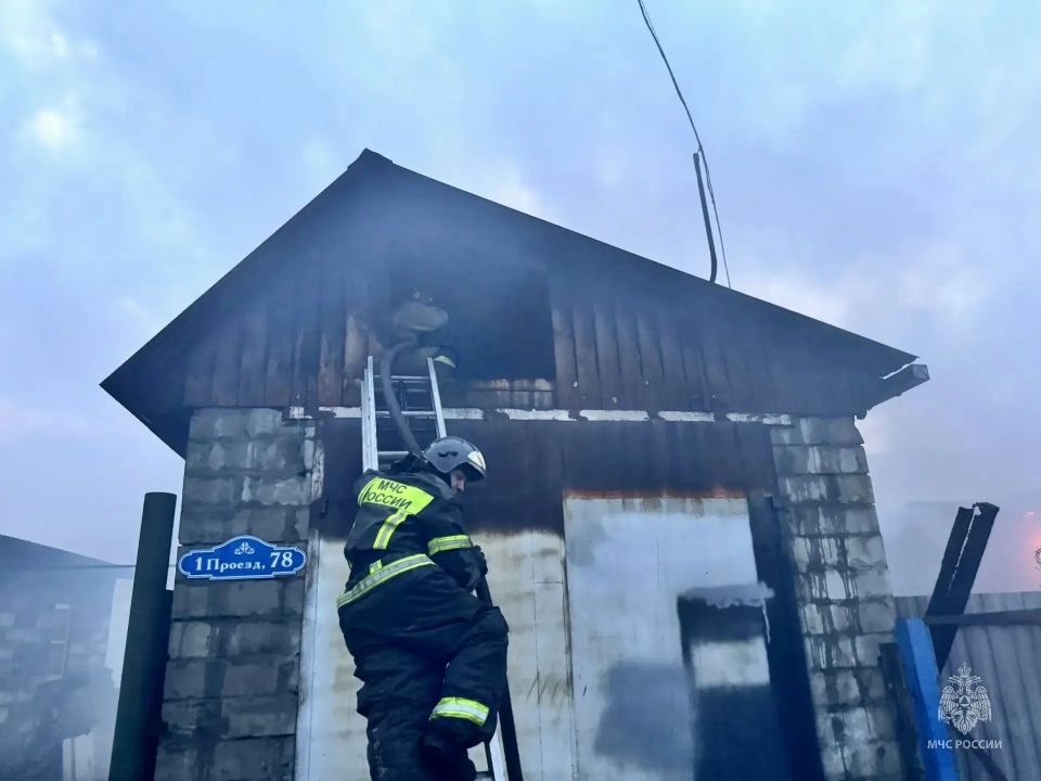 Пожар в Бийске: огонь повредил жилой дом и три надворные постройки Пожар в Бийске: огонь повредил жилой дом и три надворные постройки