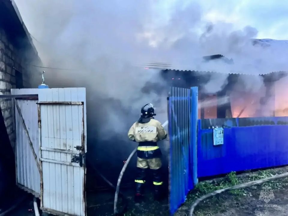 Жилой дом и три надворные постройки загорелись в Бийске Жилой дом и три надворные постройки загорелись в Бийске