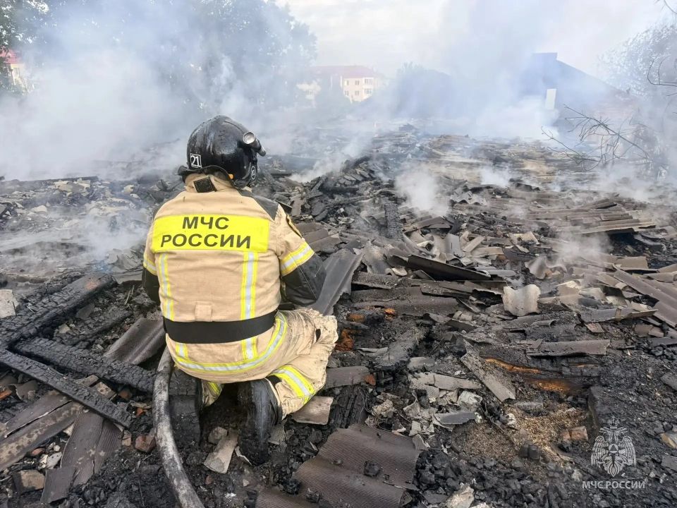 Сразу два крупных пожара произошли в разных районах Бийска Сразу два крупных пожара произошли в разных районах Бийска