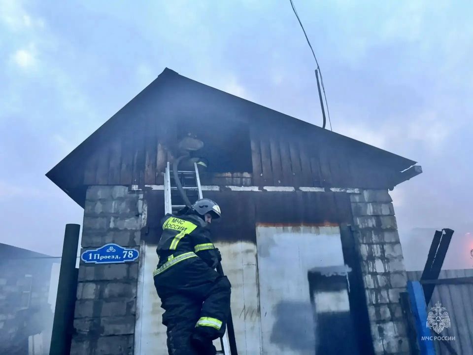 Сразу два крупных пожара произошли в разных районах Бийска Сразу два крупных пожара произошли в разных районах Бийска