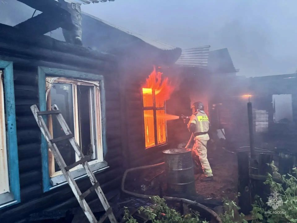 Пожар в Бийске: огонь повредил жилой дом и три надворные постройки Пожар в Бийске: огонь повредил жилой дом и три надворные постройки