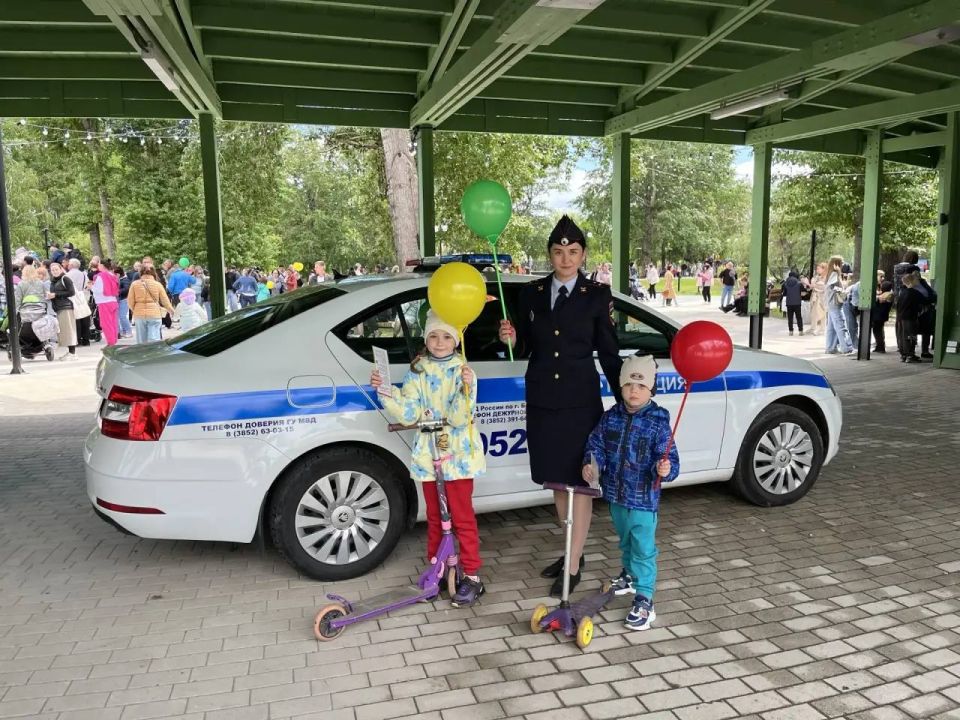 Госавтоинспекция города Барнаула поздравляет с Днем защиты детей! Госавтоинспекция города Барнаула поздравляет с Днем защиты детей!