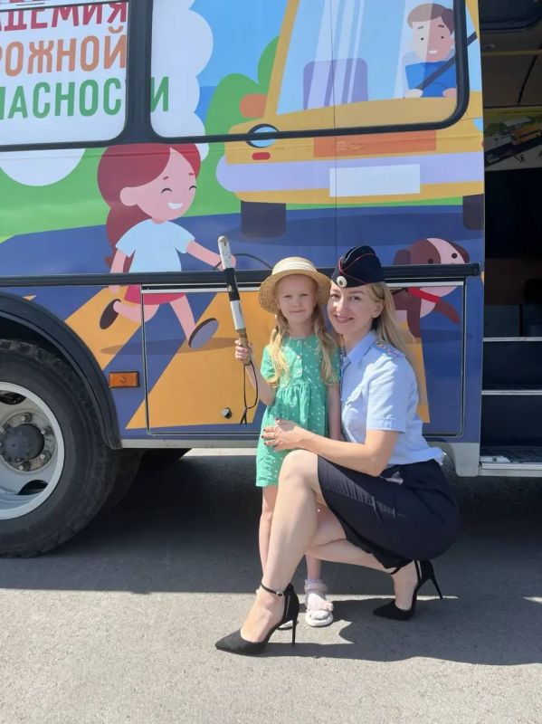Госавтоинспекция города Барнаула поздравляет с Днем защиты детей! Госавтоинспекция города Барнаула поздравляет с Днем защиты детей!