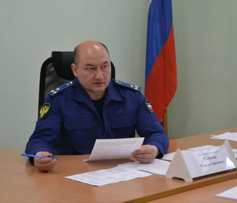 Заместитель прокурора Алтайского края Рамиль Рафиков в рамках деятельности мобильной приемной провел личный прием граждан в Ключевском районе Заместитель прокурора Алтайского края Рамиль Рафиков в рамках деятельности мобильной приемной провел личный прием граждан в Ключевском районе