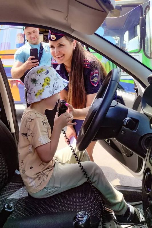Госавтоинспекция города Барнаула поздравляет с Днем защиты детей! Госавтоинспекция города Барнаула поздравляет с Днем защиты детей!
