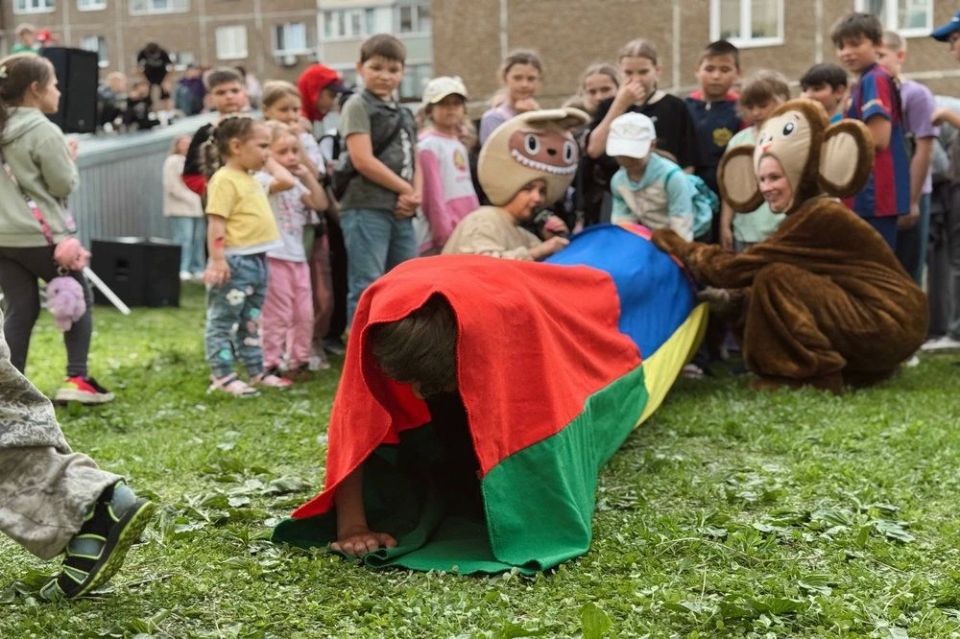 Александр Локтев совместно с жительницей Барнаула организовал детский праздник в Индустриальном районе Александр Локтев совместно с жительницей Барнаула организовал детский праздник в Индустриальном районе