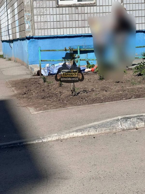 Под окнами многоэтажки в Барнауле нашли погибшую женщину