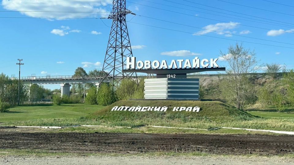 Суслики поселились у стелы на въезде в Новоалтайск