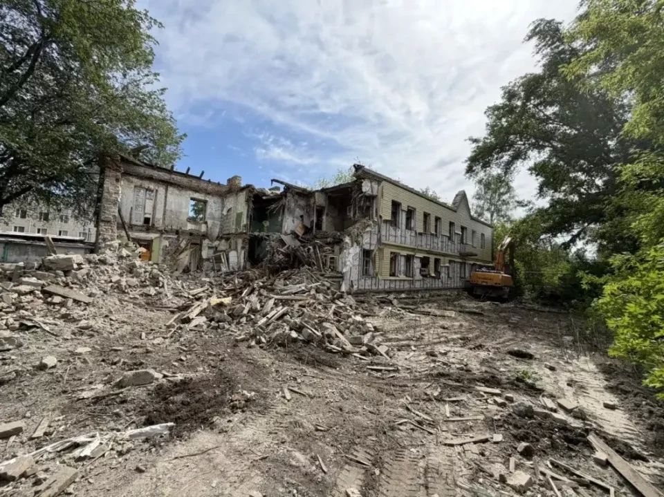 В Октябрьском районе Барнаула снесли расселенный аварийный дом В Октябрьском районе Барнаула снесли расселенный аварийный дом