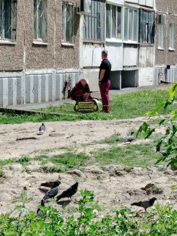 В Барнауле мужчина выпал из окна жилого дома на Павловском тракте