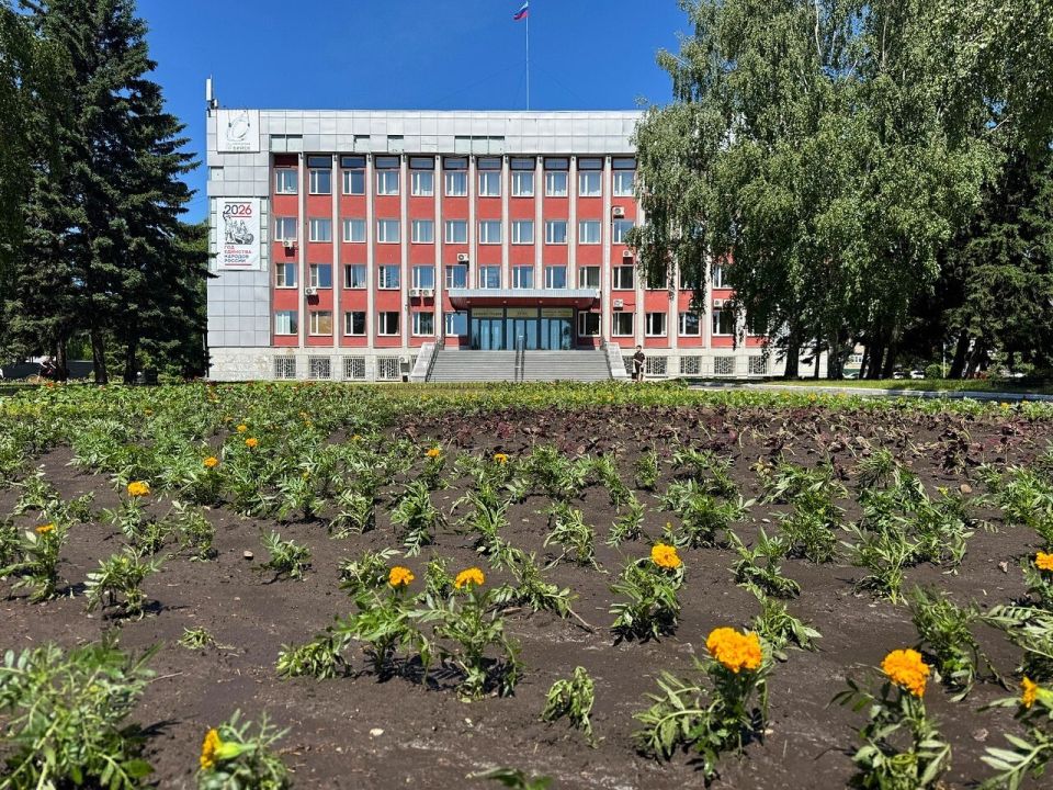 Сезон оформления клумб в Бийске в самом разгаре Сезон оформления клумб в Бийске в самом разгаре