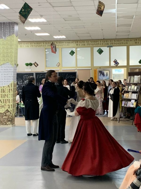 Настоящий бал в честь дня рождения Пушкина прошёл в Барнауле Настоящий бал в честь дня рождения Пушкина прошёл в Барнауле